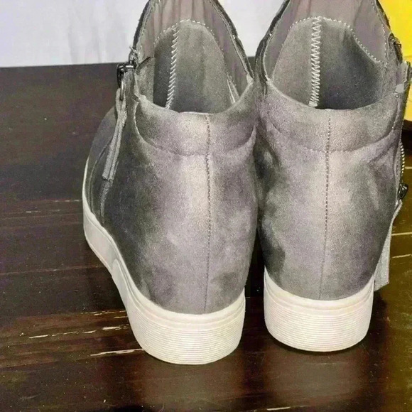 Excellent used condition Women’s Serra sneaker bootie. Grey suede. Size 7. - Picture 2 of 4